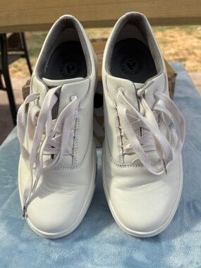 Anodyne white leather sneaker, worn once, Size 8.5 Medium width, slip resistant